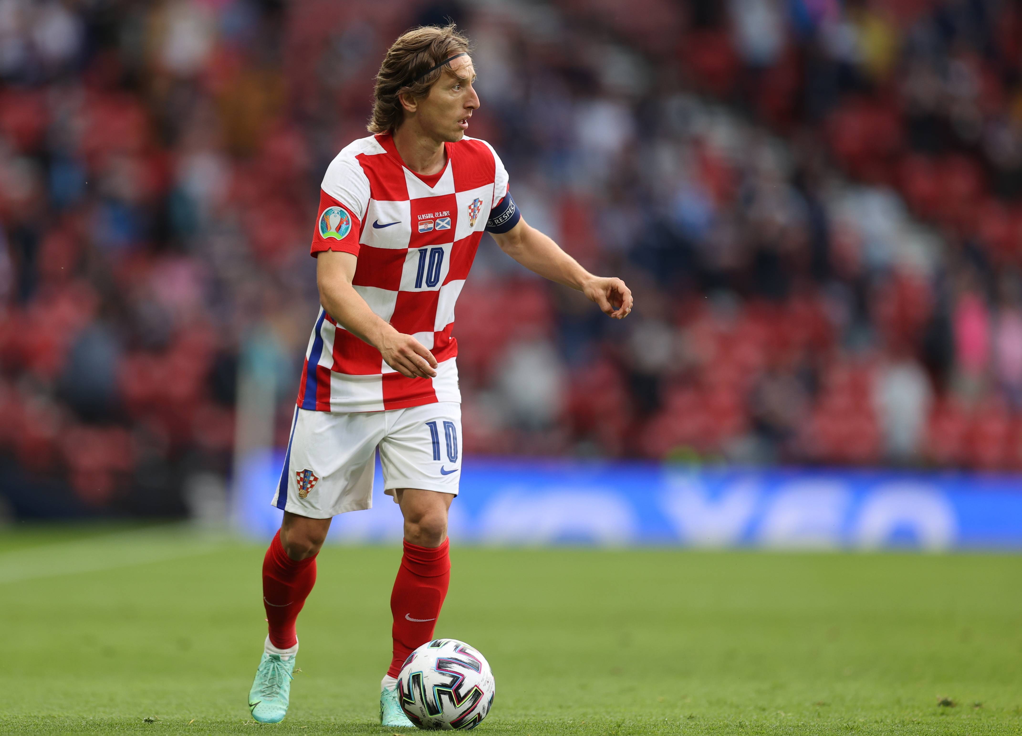 詹姆斯第15次中国行人气依旧爆棚，为上海交大球赛开球并与同学互动